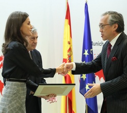 Doña Letizia entrega el galardón a el director general de Hutchison Holdings (en representación de la premiada la señora Li Ka Shing, presidenta de CK