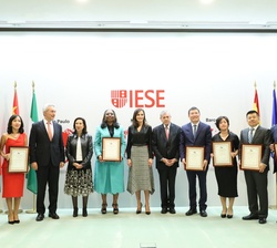 Doña Letizia acompañada por los premiados y por las autoridades asistentes al acto