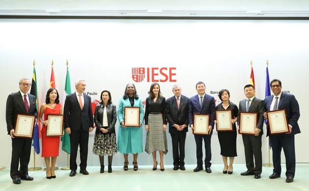 Doña Letizia acompañada por los premiados y por las autoridades asistentes al acto