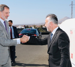 Su Majestad el Rey recibe el saludo del presidente del Gobierno de Canarias, Ángel Víctor Torres, a su llegada a la sede de la Fundación César Manriqu