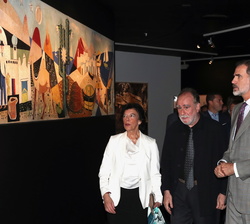 Su Majestad el Rey observa la obra mural "Lanzarote"