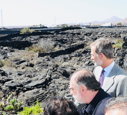 Su Majestad el Rey observa el paisaje volcánico mientras se dirige a la casa de César Manrique