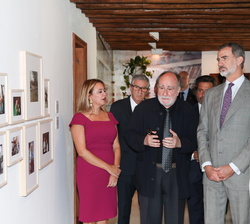 Su Majestad el Rey durante su recorrido por la exposición
