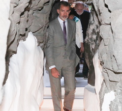 Su Majestad el Rey a la entrada de la vivienda de César Manrique