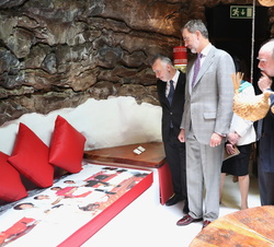 Su Majestad el Rey durante su recorrido por la vivienda de César Manrique