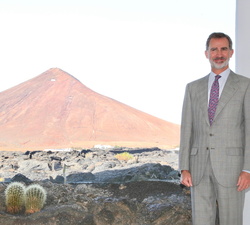 Su Majestad el Rey ante un ventanal con vistas al volcán de Tahíche