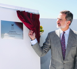 Su Majestad el Rey descubre una placa conmemorativa de su visita a la Fundación