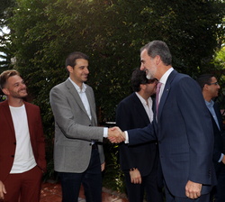 Su Majestad el Rey recibe el saludo de los premiados en ediciones anteriores