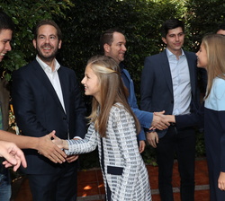 Sus Altezas Reales la Princesa de Asturias y de Girona y la Infanta Doña Sofía reciben el saludo de los premiados en ediciones anteriores