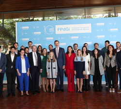 Fotografía de grupo de Sus Majestades los Reyes acompañados por Sus Altezas Reales la Princesa de Asturias y de Girona y la Infanta Doña Sofía con los