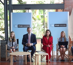 Sus Majestades los Reyes acompañados por Sus Altezas Reales la Princesa de Asturias y de Girona y la Infanta Doña Sofía durante el encuentro con los p