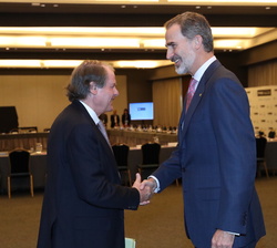 Su Majestad el Rey recibe el saludo del presidente de la Fundación Princesa de Girona, Francisco Belil, momentos antes de dar comienzo la XXI Reunión 