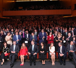 Sus Majestades los Reyes acompañados por Sus Altezas Reales la Princesa de Asturias y de Girona y la Infanta Doña Sofía en primera fila de asientos, r
