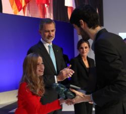 Su Alteza Real la Princesa de Asturias y de Girona recibe el saludo de Xavier Ros-Oton, Premio FPdGi Investigación Científica 2019