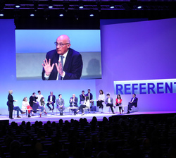 Mesa redonda "Generaciones a escena: experiencia y valor" moderada por Julia Otero