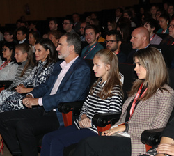 Sus Majestades los Reyes y Sus Altezas Reales la Princesa de Asturias y la Infanta doña Sofía durante la mesa redonda