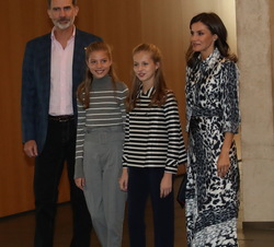 Sus Majestades los Reyes junto a Sus Altezas Reales la Princesa de Asturias y la Infanta Doña Sofía se dirigen a los distintos talleres que se están c