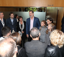 Sus Majestades los Reyes y Sus Altezas Reales la Princesa de Asturias y la Infanta Doña Sofía conversan con los ponentes de los talleres
