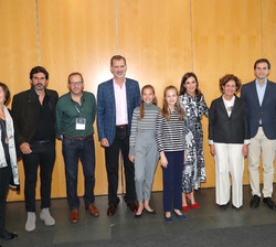 Fotografía de grupo de Sus Majestades los Reyes y Sus Altezas Reales la Princesa de Asturias y la Infanta Doña Sofía junto a algunos ponentes de los t