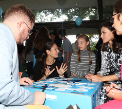 Su Majestad la Reina y Su Alteza Real la Infanta Doña Sofía conversan con los participantes de la actividad durante el taller "Retos del siglo XX
