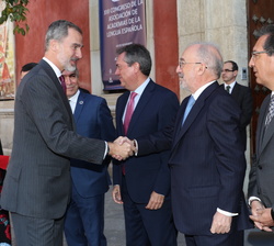 Su Majestad el Rey recibe el saludo del director de la RAE y presidente de ASALE, Santiago Muñoz, a su llegada a la Sede de la Fundación Cajasol