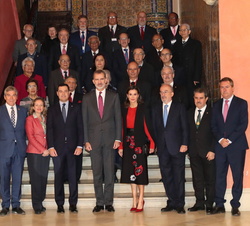 Fotografía de grupo de Sus Majestades los Reyes con las autoridades y los directores y presidentes de las Academias de la Lengua Española de América, 