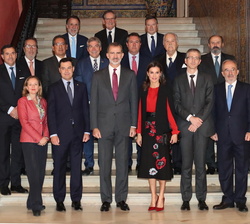 Fotografía de grupo de Sus Majestades los Reyes con las autoridades y los miembros del Patronato de la Fundación pro Real Academia Española