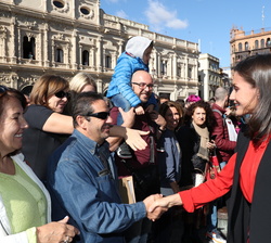 Doña Letizia saluda a los sevillanos a su salida de la Fundación Cajasol