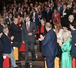 Sus Majestades los Reyes reciben un caluroso aplauso a su llegada al auditorio del Cartuja Center
