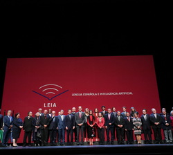 Fotografía de grupo de Sus Majestades los Reyes junto a las autoridades y asistentes a la clausura del Congreso