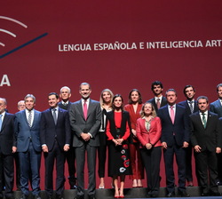 Fotografía de grupo de Sus Majestades los Reyes junto a las autoridades y asistentes a la clausura del Congreso