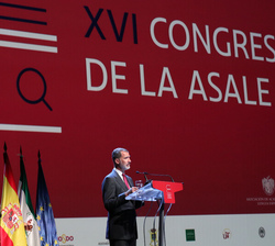 Su Majestad el Rey dirige unas palabras a los asistentes al XVI Congreso de la ASALE