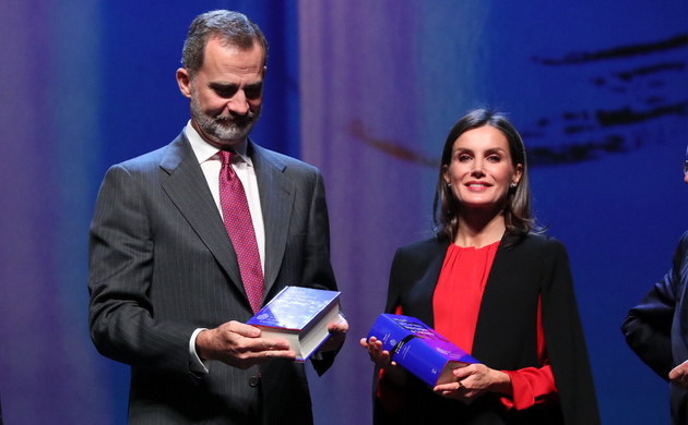 Sus Majestades los Reyes con las obras completas de Cervantes en la edición de la Biblioteca Clásica de la RAE