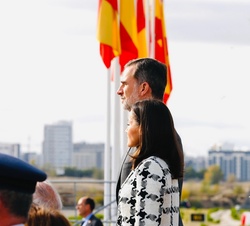 Sus Majestades los Reyes durante la interpretación del Himno Nacional