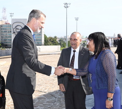 Su Majestad el Rey recibe el saludo de Anayansi Rodríguez, viceministra de Relaciones Exteriores de la República de Cuba