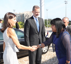 Su Majestad la Reina recibe el saludo la señora Anayansi Rodríguez, viceministra de Relaciones Exteriores de la Répública de Cuba