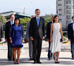 Sus Majestades los Reyes y las autoridades presentes durante la interpretación de los himnos nacionales de los dos Estados en la Ceremonia de ofrenda 