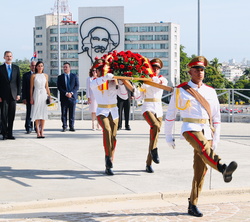 Corona con cinta de la bandera de España y la leyenda "Sus Majestades los Reyes a José Martí"