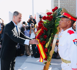 Su Majestad el Rey durante la ofrenda floral a José Martí 