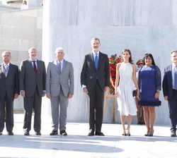 Sus Majestades los Reyes acompañados de las autoridades participantes en la ceremonia de ofrenda floral a José Martí