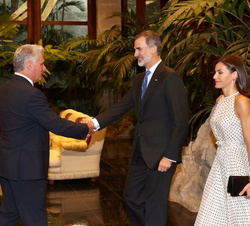 Don Felipe recibe el saludo de Miguel Díaz-Canel, presidente de la República de Cuba