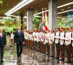Don Felipe y Miguel Díaz-Canel, presidente de la República de Cuba pasan revista a la fuerza presente