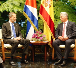 Su Majestad el Rey y el presidente de la República de Cuba conversan tras presentarse las respectivas delegaciones