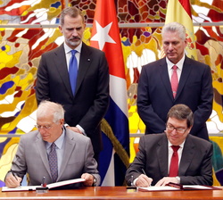 Su Majestad el Rey y el presidente de la República de Cuba presencian la firma del acuerdo entre el ministro cubano interino de Comercio Exterior y de