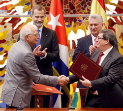 Su Majestad el Rey y el presidente de la República de Cuba celebran el acuerdo firmado entre ambos países