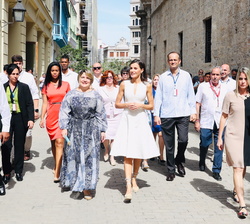 Doña Letizia acompañada de Liz Cuesta durante el recorrido a pie para visitar la Escuela Taller y proyectos "Gaspar Melchor de Jovellanos"