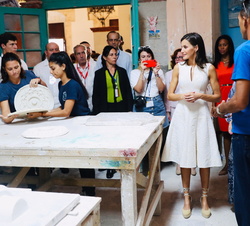 Doña Letizia durante la visita a la observa los trabajos que se realizan en la Escuela Taller de manos de sus alumnos
