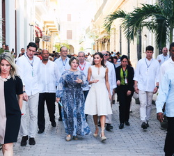 Su Majestad la Reina y su excelencia la esposa del presidente de la República de Cuba, Lis cuesta, realizan el traslado a pie al Convento de San Franc