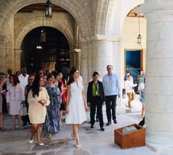 Doña Letizia recorre el Convento de San Francisco junto a Lis Cuesta guiadas por la Directora del Museo de Arte Sacro del Convento de San Francisco, L