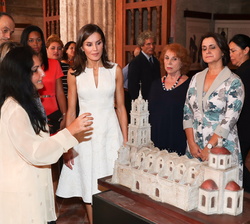Su Majestad la Reina y su excelencia la esposa del presidente de la República, Lis Cuesta reciben explicaciones de la Directora del Museo
